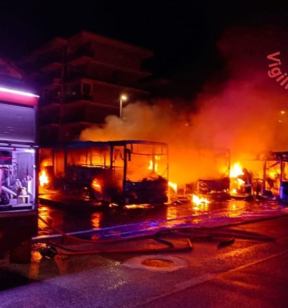 Diamante, tre autobus distrutti dalle fiamme. Magorno: “grave atto intimidatorio”