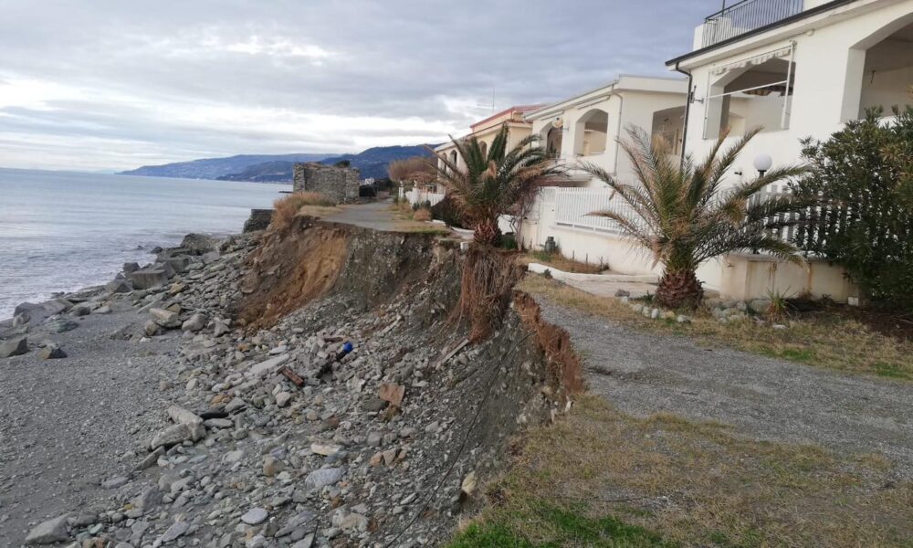 Fuscaldo, RFI interverrà sull’erosione costiera: inibito l’accesso alle abitazioni