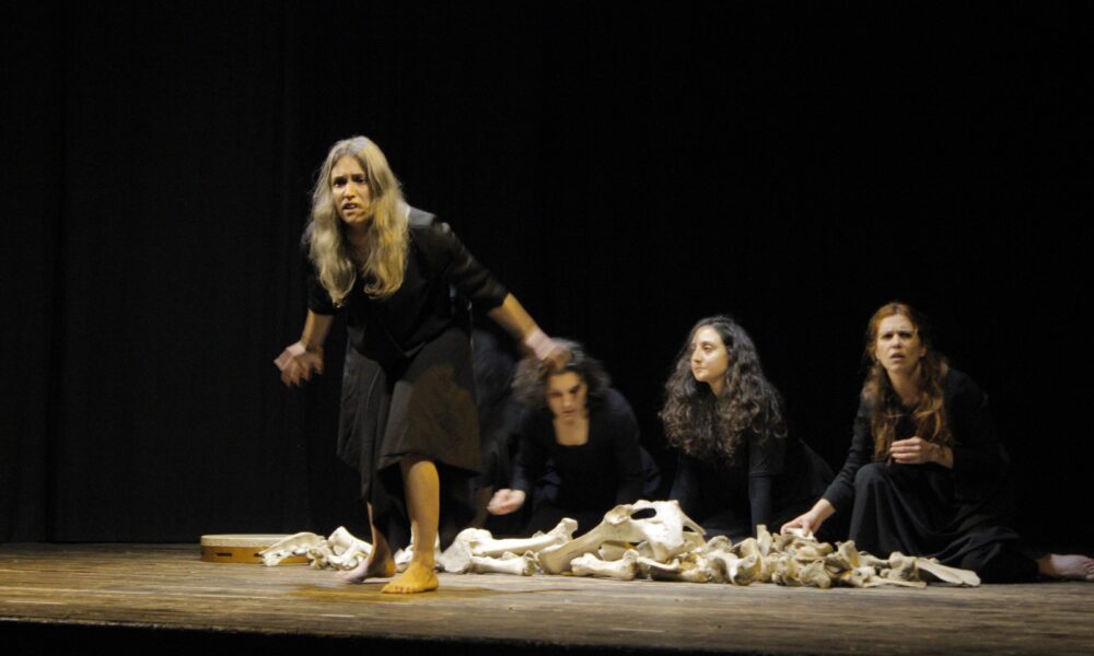 Il collettivo “Conimieiocchi” torna in scena a Santa Sofia d’Epiro con “Contando sulle ossa”