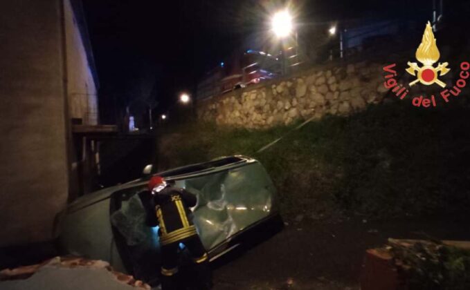 Santa Maria del Cedro, perde il controllo dell’auto e precipita per 4 metri: un ferito