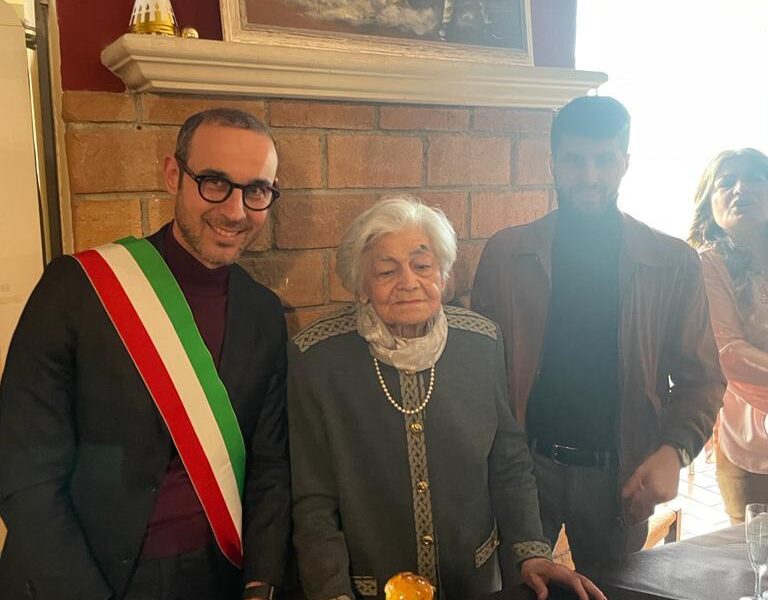 Cosenza, l’Amministrazione comunale festeggia i 100 anni della signora Renata Maria Cundari