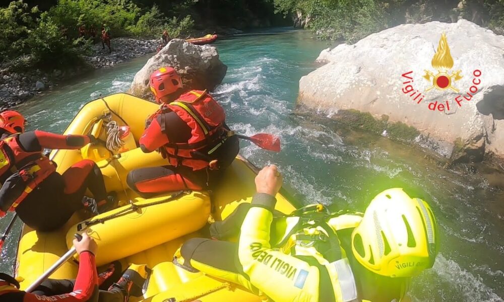 Cade in acqua mentre fa rafting nel fiume Lao: dispersa una 17enne. Avviate le ricerche (VIDEO)