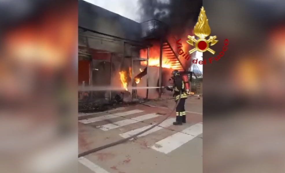 In fiamme un capannone: da Cosenza diverse squadre di vigili del fuoco in soccorso (VIDEO)