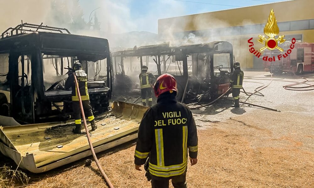 Cosenza, maxi incendio al deposito AMACO: 4 bus carbonizzati e un ustionato