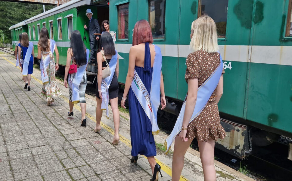 Sila, sulla storica locomotiva a vapore il concorso di Miss Reginetta d’Italia