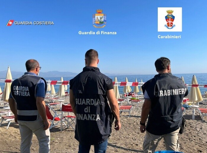 Blitz sulle spiagge di Corigliano: sequestrato un lido di oltre 2mila mq