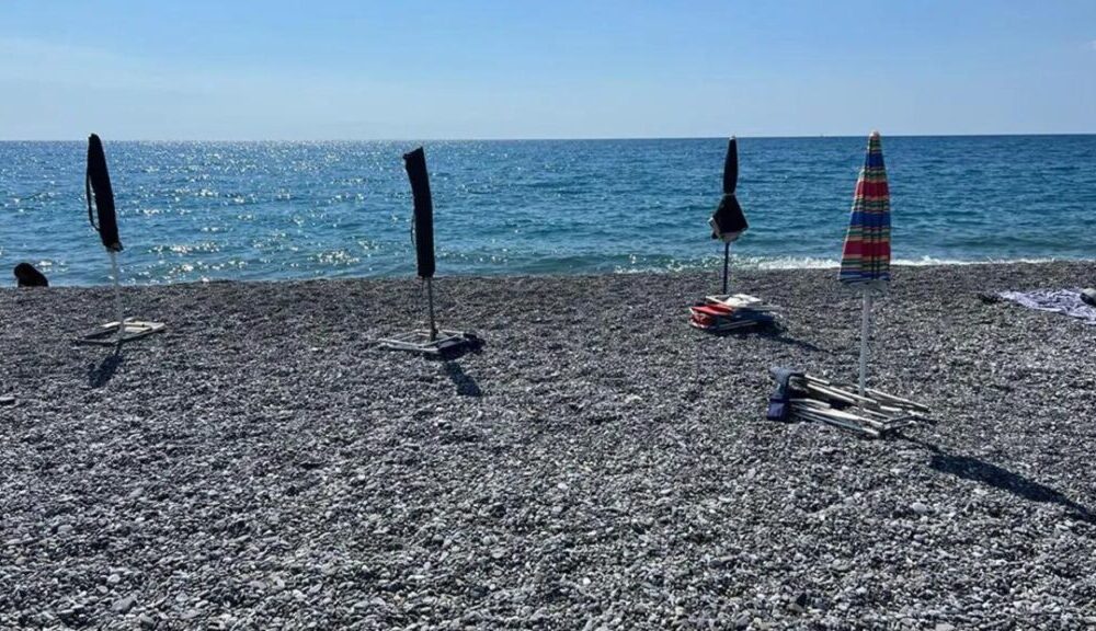 Blitz sulla spiaggia di Scalea: sequestrati ombrelloni e sdraio ‘segnaposto’