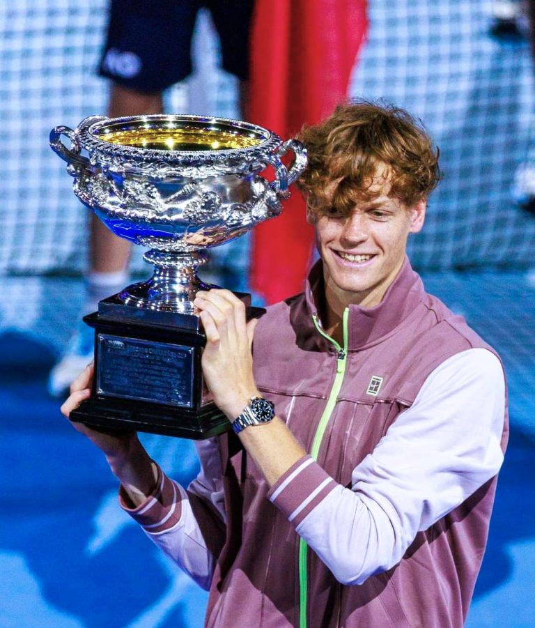 Gli Australian Open finalmente d’azzurro. Sinner emoziona anche gli appassionati calabresi