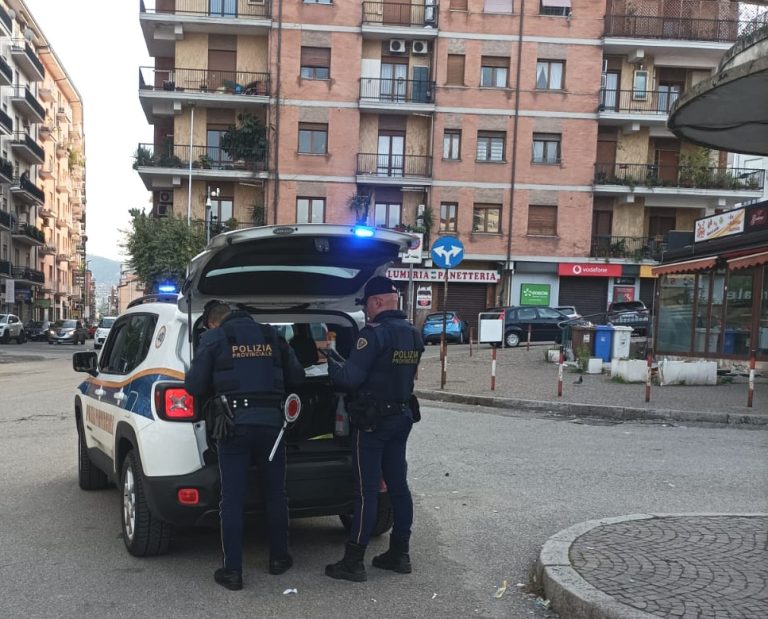 Cosenza, guida la moto senza patente e sotto effetto di droga: denuncia e maxi multa