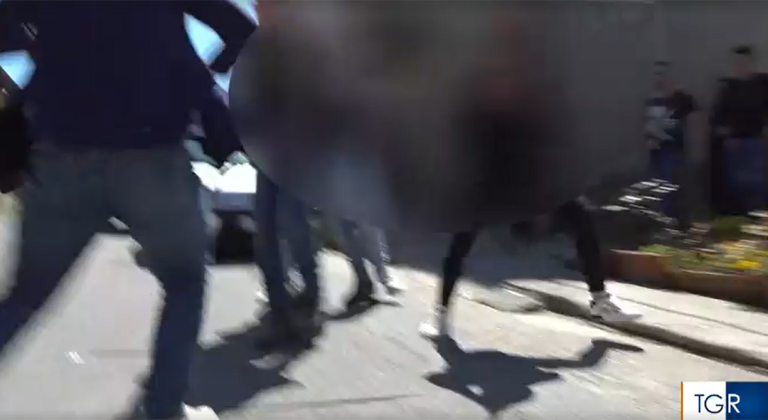 Troupe Rai Calabria sul posto per un omicidio, viene presa a bastonate: gli aggressori si scusano