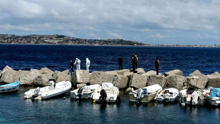 Neonato trovato morto tra gli scogli: fermata per omicidio la mamma della 13enne che ha partorito
