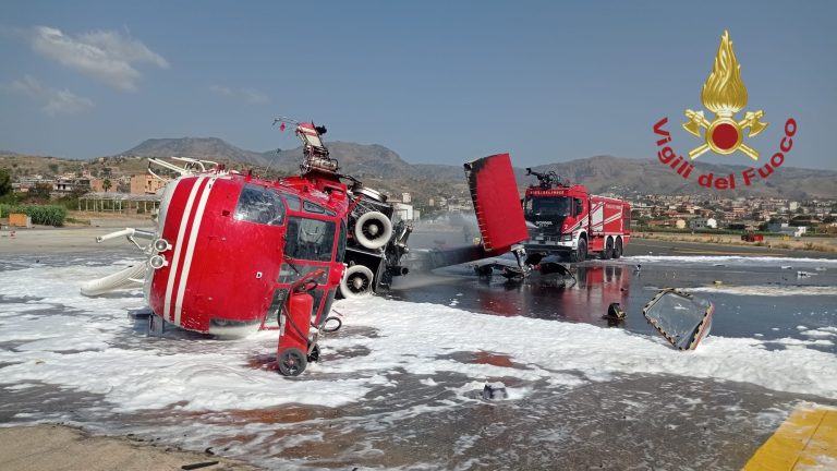 Incidente in aeroporto: elicottero dei vigili del fuoco in fiamme. Due feriti trasportati al GOM
