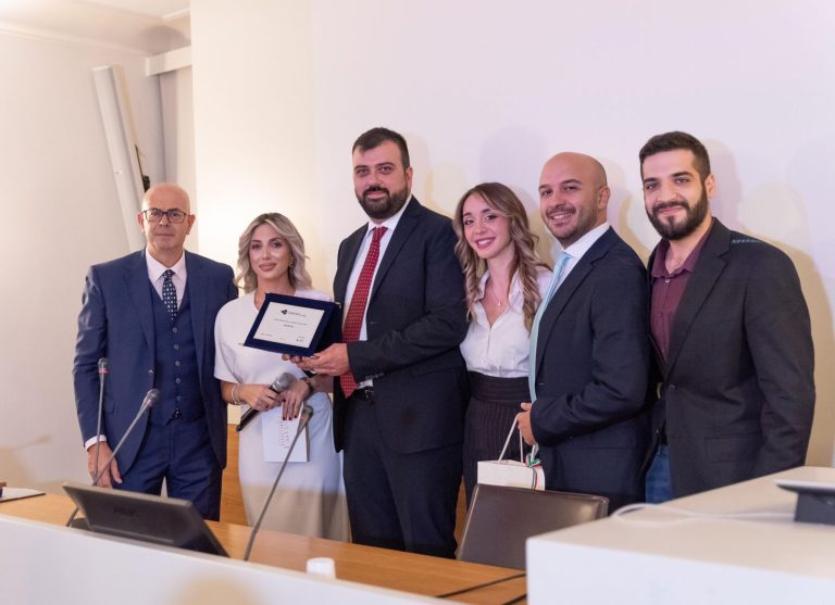 Innovazione e inclusione, startup calabrese brevetta “boa” per far nuotare in mare le persone non vedenti
