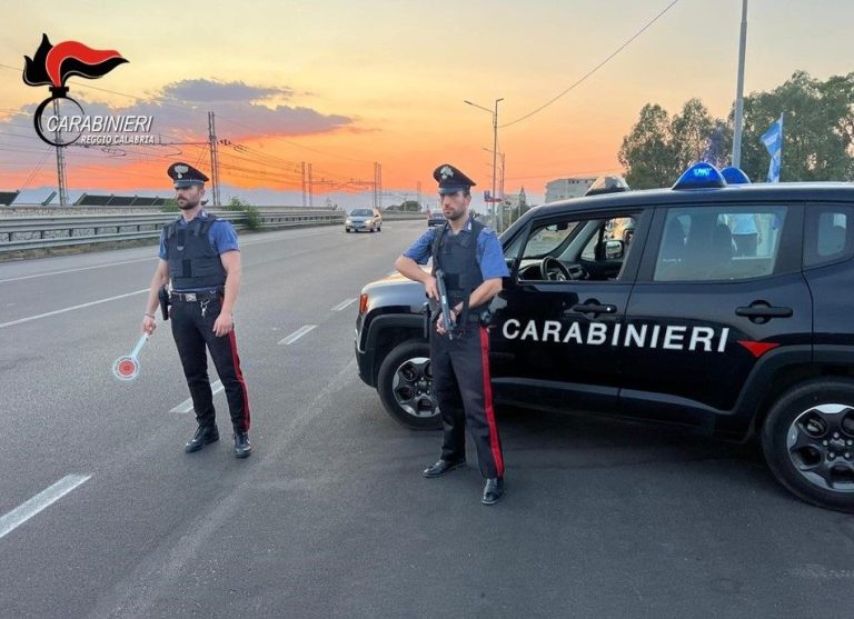Sicurezza stradale, controlli dei carabinieri sulla statale 106: scattano multe e denunce