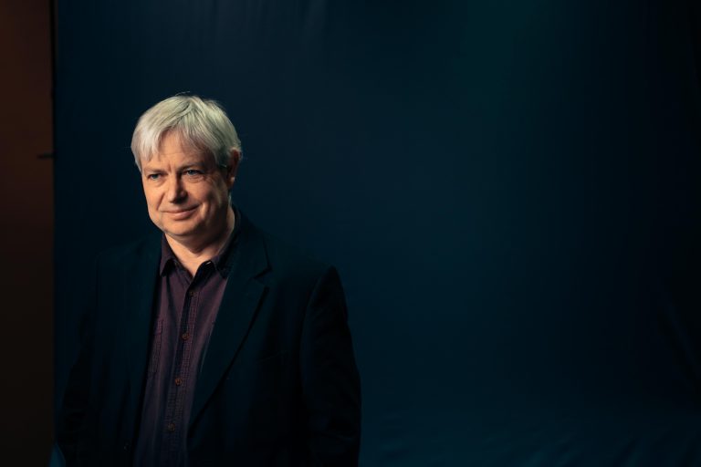 Jonathan Coe, il famoso autore britannico fa tappa a Cosenza per presentare il suo ultimo libro