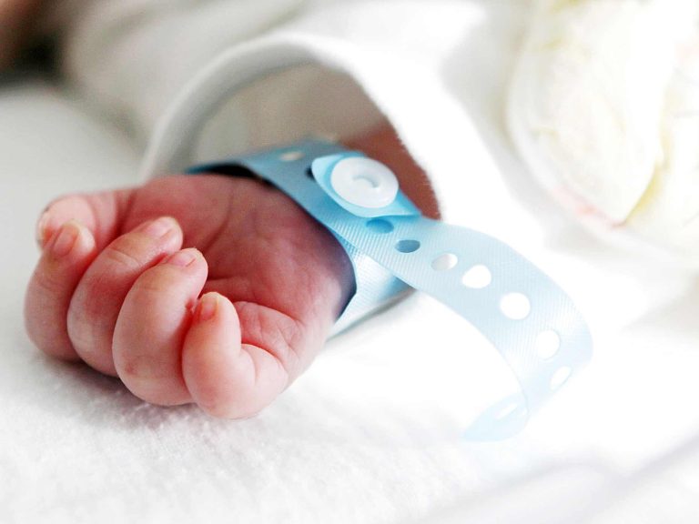 Bocchigliero, muore un neonato. Scatta la denuncia: “Dimesso dall’Annunziata con qualche linea di febbre”