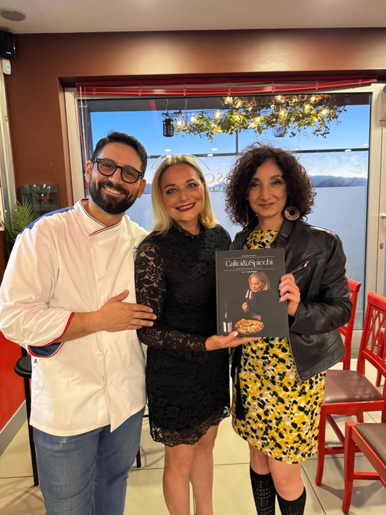 “Calici e Spicchi” fa tappa in Calabria, presentato il libro di Antonella Amodio all’A’mmasciata