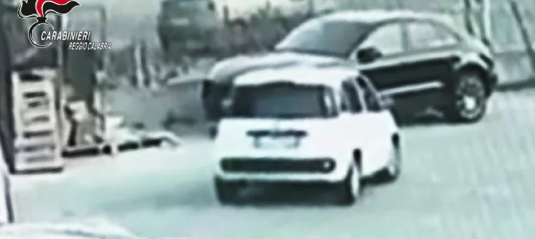 Gli rubano la carta di credito e tentano di fare acquisti in un negozio: due arresti a Reggio Calabria