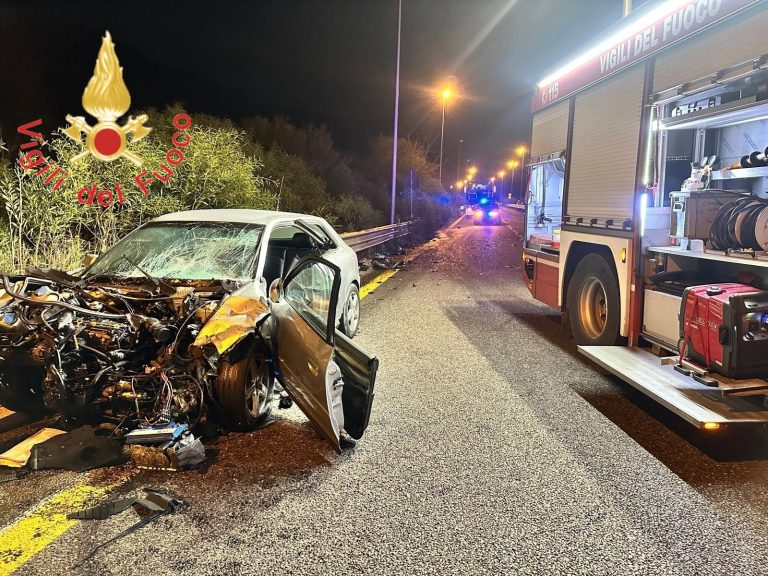 Violento frontale sulla statale 280, un ferito grave. Una famiglia con bimbo trasportata in ospedale