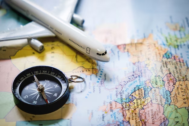 messa-a-fuoco-selettiva-del-turista-in-miniatura-sulla-bussola-sulla-mappa-con-il-giocattolo-di-plas messa-a-fuoco-selettiva-del-turista-in-miniatura-sulla-bussola-sulla-mappa-con-il-giocattolo-di-pla