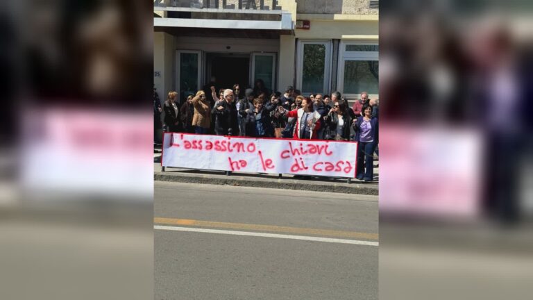 Cosenza, dipendenti Inps protestano contro i femminicidi: “L’assassino ha le chiavi di casa”
