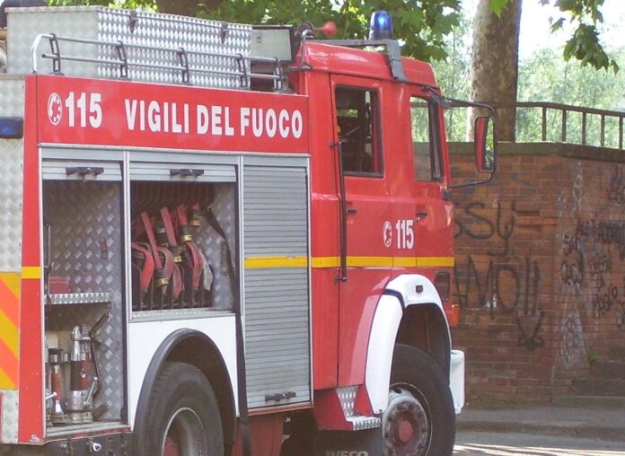 Camion dei Vigili del Fuoco - Prato - Italia Camion dei vigili del fuoco prato italia